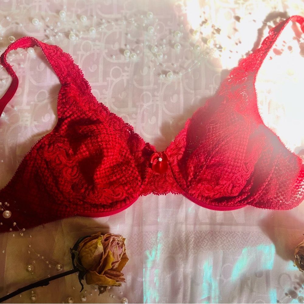Y2K Victoria’s Secret lace bra